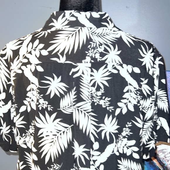C&C California Size M Floral Button Down - Picture 8 of 12